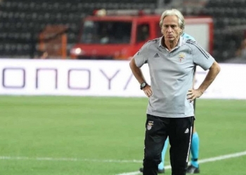 Jorge Jesus volta a sofrer fiasco em Portugal e cita o Flamengo para tentar contornar crise