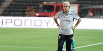 Jorge Jesus volta a sofrer fiasco em Portugal e cita o Flamengo para tentar contornar crise