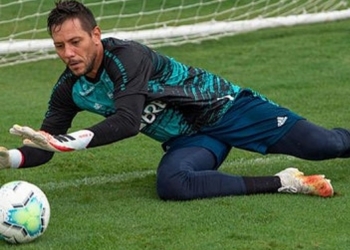 Diego Alves sentiu dores no último treinamento e foi vetado para o confronto contra o Fortaleza pelo Brasileirão