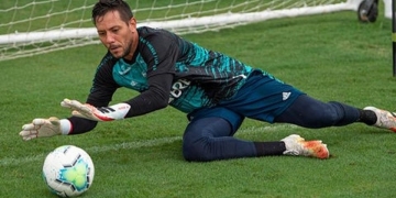 Diego Alves sentiu dores no último treinamento e foi vetado para o confronto contra o Fortaleza pelo Brasileirão