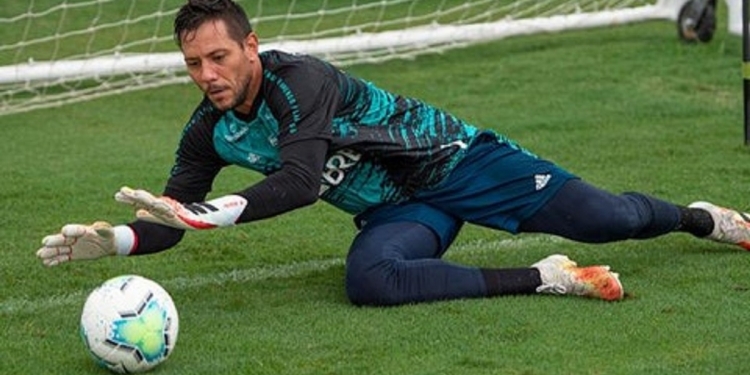 Diego Alves sentiu dores no último treinamento e foi vetado para o confronto contra o Fortaleza pelo Brasileirão