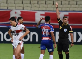 Pedro critica gramado da Arena Castelão após perder pênalti, mas cita jogo ruim do Flamengo e cobra reação