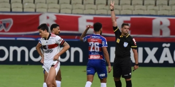 Pedro critica gramado da Arena Castelão após perder pênalti, mas cita jogo ruim do Flamengo e cobra reação