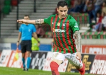 Meia argentino revela que vem mantendo contato com o Flamengo e admite interesse pelo rubro-negro