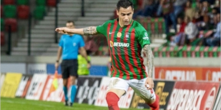 Meia argentino revela que vem mantendo contato com o Flamengo e admite interesse pelo rubro-negro