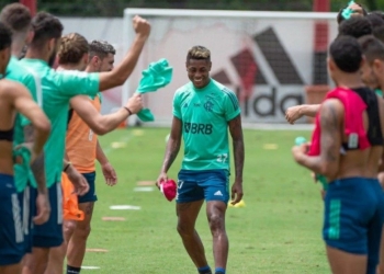 Flamengo encerra treinamentos de 2020 com direito à ‘corredor polonês’ para craque que está fazendo aniversário