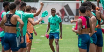 Flamengo encerra treinamentos de 2020 com direito à ‘corredor polonês’ para craque que está fazendo aniversário