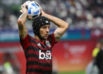 Presidente de clube da Série A do Brasileirão garante que vai contratar o lateral Rafinha, ex-Flamengo