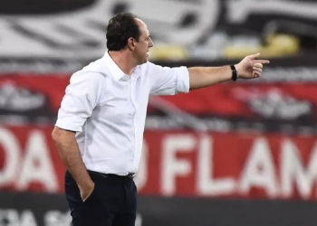 Pressão para cima de Rogério Ceni aumenta após derrota; treinador passa por demorada reunião com diretores do Flamengo