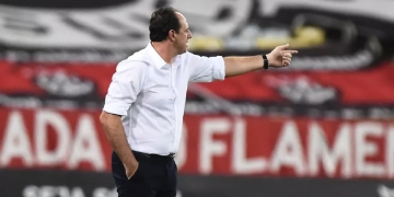 Pressão para cima de Rogério Ceni aumenta após derrota; treinador passa por demorada reunião com diretores do Flamengo