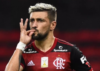 Arrascaeta solta o verbo após derrota do Flamengo: ‘Vergonha, a gente não merece ser campeão’