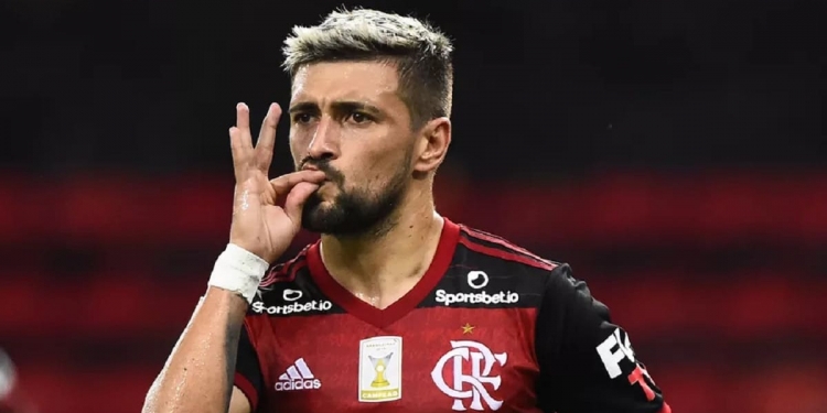 Arrascaeta solta o verbo após derrota do Flamengo: ‘Vergonha, a gente não merece ser campeão’