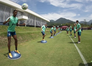 Diego Alves deve ficar de fora da partida contra o Ceará; Rogério Ceni ganha retorno de peças importantes para o elenco do Flamengo