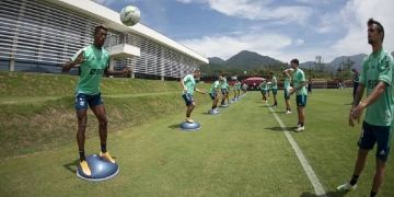 Diego Alves deve ficar de fora da partida contra o Ceará; Rogério Ceni ganha retorno de peças importantes para o elenco do Flamengo