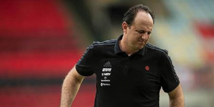Torcida do Flamengo perde a paciência e pede demissão de Rogério Ceni após derrota para o Ceará