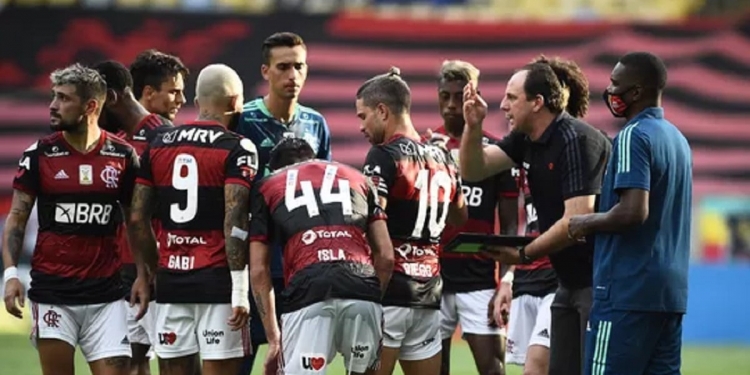 ‘São um esgoto, poderiam ser jogadas no lixo’: comentarista esportivo perde a cabeça e detona atuações do Flamengo