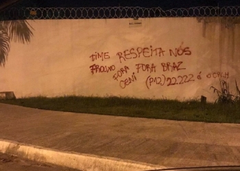 Muros do CT Ninho do Urubu amanhecem pichados; flamenguistas pedem demissões de Marcos Braz e Rogério Ceni