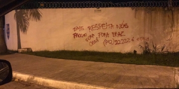 Muros do CT Ninho do Urubu amanhecem pichados; flamenguistas pedem demissões de Marcos Braz e Rogério Ceni