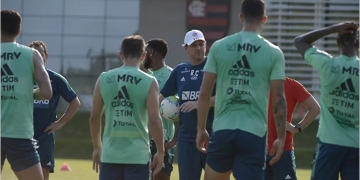 Jogadores do Flamengo ‘mordidos’ e conversa com Ceni: torcida protesta e clima fica tenso no clube