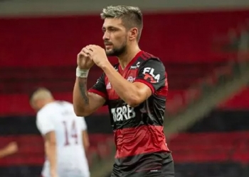 Arrascaeta vai na contramão da crise, vira protagonista no Flamengo e pode bater recorde no Brasileirão