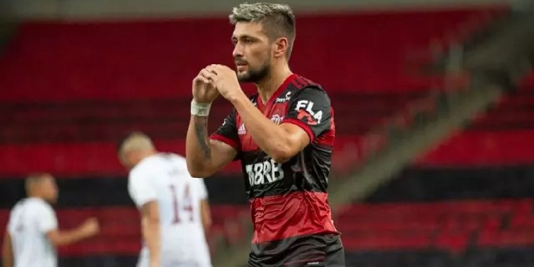 Arrascaeta vai na contramão da crise, vira protagonista no Flamengo e pode bater recorde no Brasileirão