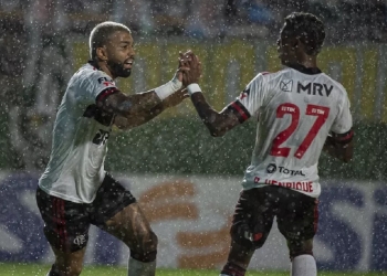 Flamengo afasta crise e retorna à briga pelo título do Brasileirão com força máxima