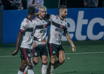 Em meio a crise, protestos e pedidos de demissão, Flamengo vence no Brasileirão e ameniza a pressão