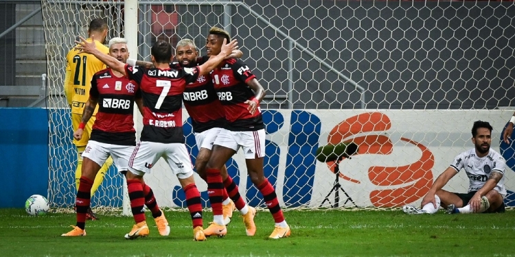 Flamengo vence Palmeiras por 2 a 0, aproxima da liderança e passa a depender apenas de si para ser campeão