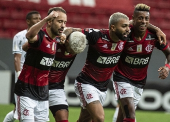 Flamengo faz sua parte, vê adversários ficando pelo caminho e quase dobra as chances matemáticas de ser campeão