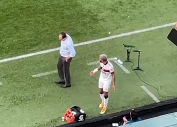 Gabigol demonstra irritação ao ser substituído por Pedro e toma atitude contra Rogério Ceni; treinador explica a reclamação