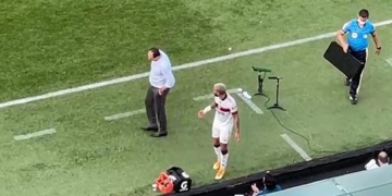 Gabigol demonstra irritação ao ser substituído por Pedro e toma atitude contra Rogério Ceni; treinador explica a reclamação