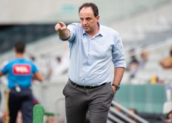 Torcedores ficam revoltados com ‘substituições confusas’ de Rogério Ceni e voltam a clamar pela demissão do treinador