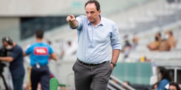 Torcedores ficam revoltados com ‘substituições confusas’ de Rogério Ceni e voltam a clamar pela demissão do treinador