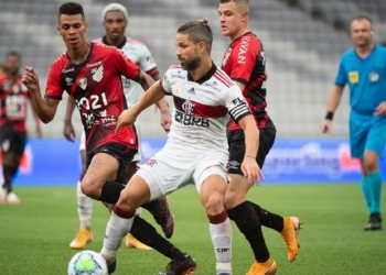 Derrotado pelo Athletico-PR, Flamengo perde a chance de assumir a vice-liderança e vê Internacional distanciar