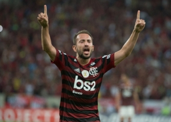 Everton Ribeiro conversa com familiares antes de decidir saída do Flamengo para os Emirados Árabes