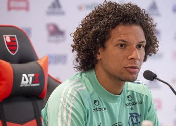 Em coletiva, Arão diz se Flamengo ainda briga pelo título e confessa se está confortável jogando como zagueiro