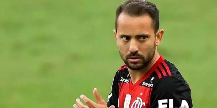 Árabes não respondem após contraproposta e Everton Ribeiro encaminha permanência no Flamengo