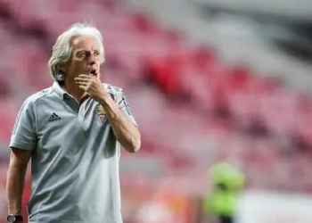 Benfica atualiza estado de saúde de Jorge Jesus; técnico está afastado dos trabalhos por infecção respiratória