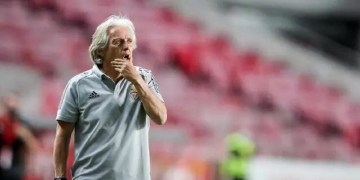 Benfica atualiza estado de saúde de Jorge Jesus; técnico está afastado dos trabalhos por infecção respiratória