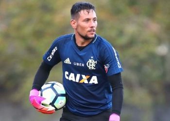 Diego Alves volta a treinar com bola e deve retornar aos gramados contra o Sport