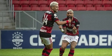 Comentarista polemiza ao comparar jogadores: ‘No Flamengo, Gabigol e Arrascaeta são superiores a Romário e Pet’