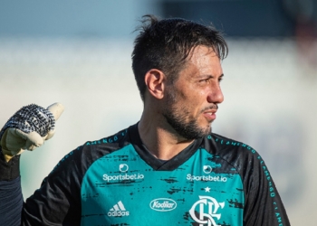 Diego Alves será reavaliado neste domingo (31) com chances reais de retornar à titularidade contra o Sport