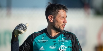 Diego Alves será reavaliado neste domingo (31) com chances reais de retornar à titularidade contra o Sport