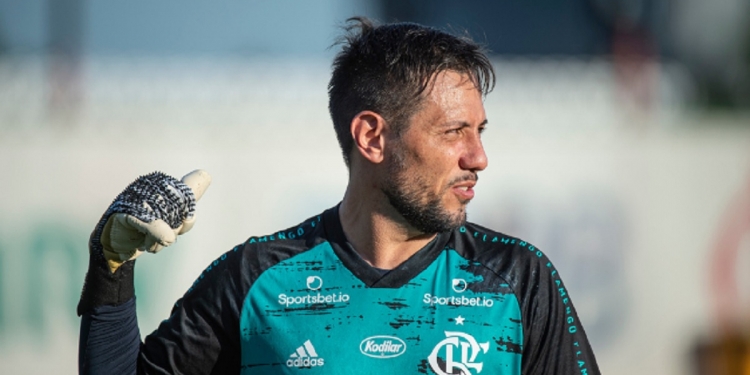 Diego Alves será reavaliado neste domingo (31) com chances reais de retornar à titularidade contra o Sport