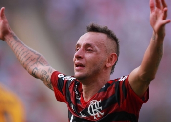 Rafinha encaminha saída do Olympiacos e agita torcedores do Flamengo: ‘Abaixa seu salário e volta pro Mengão’
