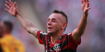 Rafinha encaminha saída do Olympiacos e agita torcedores do Flamengo: ‘Abaixa seu salário e volta pro Mengão’