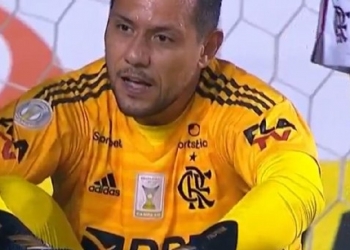Dor de cabeça para Rogério Ceni: Diego Alves sente dores em 1º jogo após lesão e precisa ser substituído
