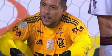 Dor de cabeça para Rogério Ceni: Diego Alves sente dores em 1º jogo após lesão e precisa ser substituído