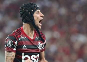 Sem espaço na Europa, Rafinha deve retornar ao Brasil para vestir a camisa de rival do Flamengo