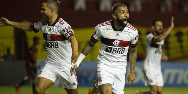 Zico cobra jogadores na reta final do Brasileirão: ‘Se quiserem, o Flamengo é o melhor time do futebol brasileiro’